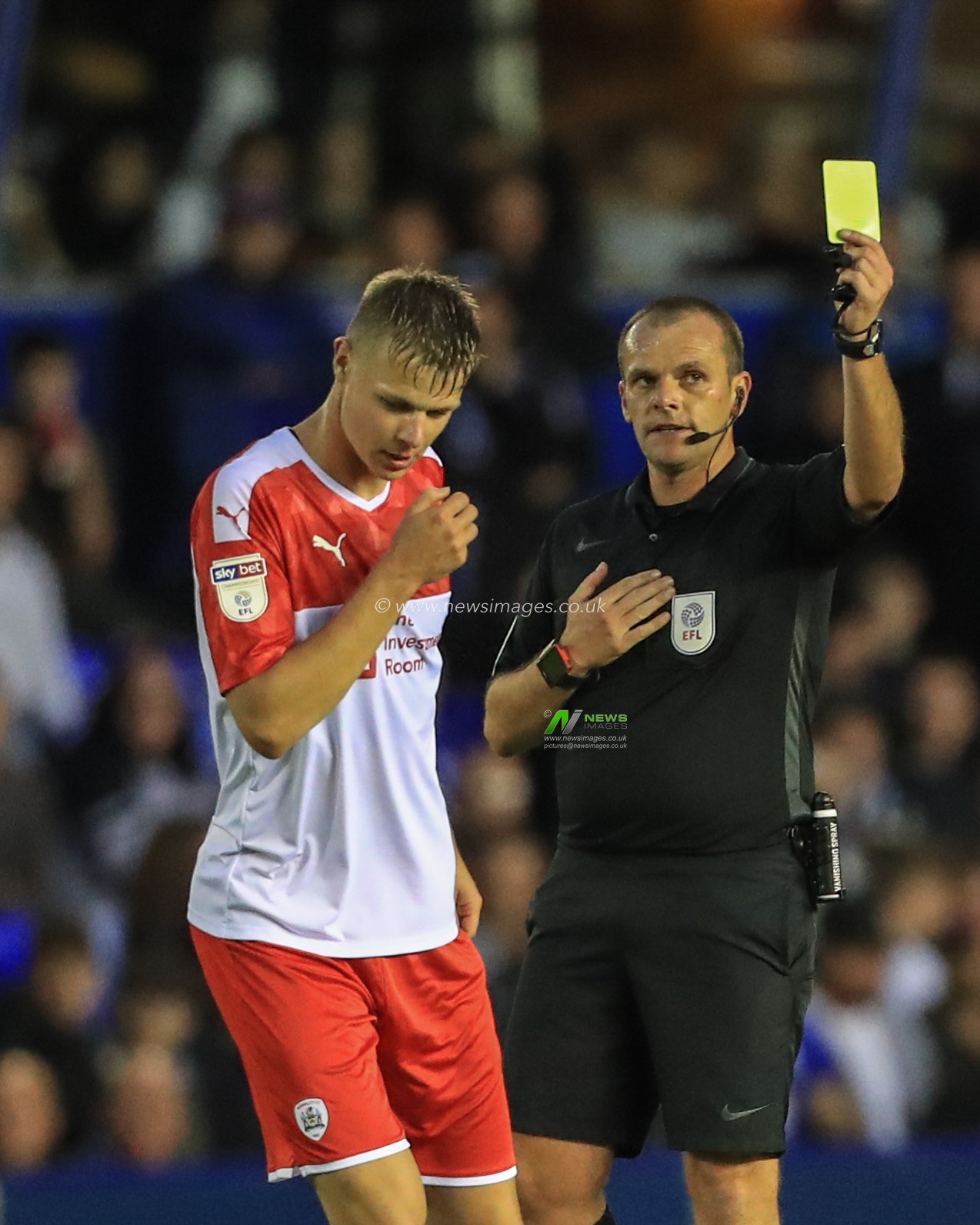 20th August 2019, St Andrew's, Birmingham, England; Sky Bet EFL Championship Football, Birmingham City vs Barnsley ; referee Geoff Eltringham gives Mads Andersen (6) of Barnsley a yellow card 

Credit: Mark Cosgrove/News Images


English Football League images are subject to DataCo Licence