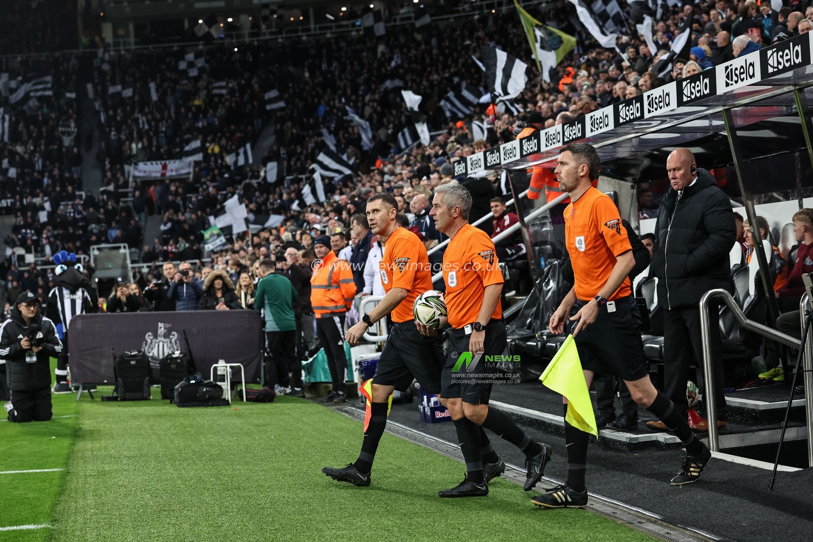 Referee Darren Bond walks out for kick-off during the Carabao Cup 3rd Round Newcastle United vs AFC Wimbledon at St. James's Park, Newcastle, United Kingdom, 1st October 2024

(Photo by Mark Cosgrove/News Images)