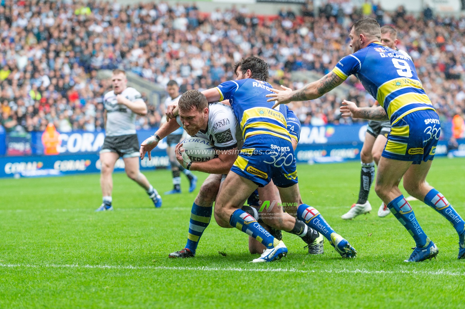 27th July 2019 , University of Bolton Stadium, Bolton, England; 2019 Coral Challenge Cup Semi-Final, Warrington Wolves vs Hull FC ; Scott Taylor (8) of Hull FC scores a try


Credit: Richard Long/News Images
