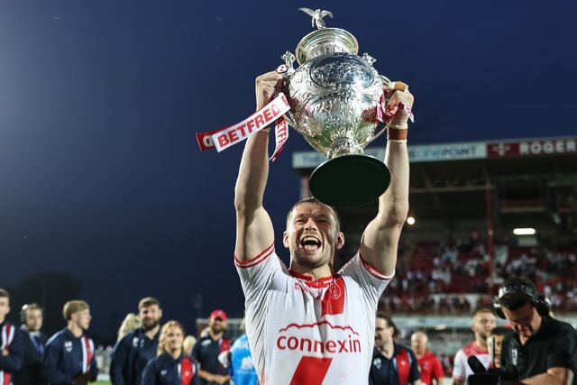 James Batchelor of Hull KR lifts the Challenge Cup in front of packed out Sewell Group Craven Park during the Betfred Super League Round 14 Hull KR vs Catalans Dragons at Sewell Group Craven Park, Kingston upon Hull, United Kingdom, 13th June 2025

(Photo by Mark Cosgrove/News Images)