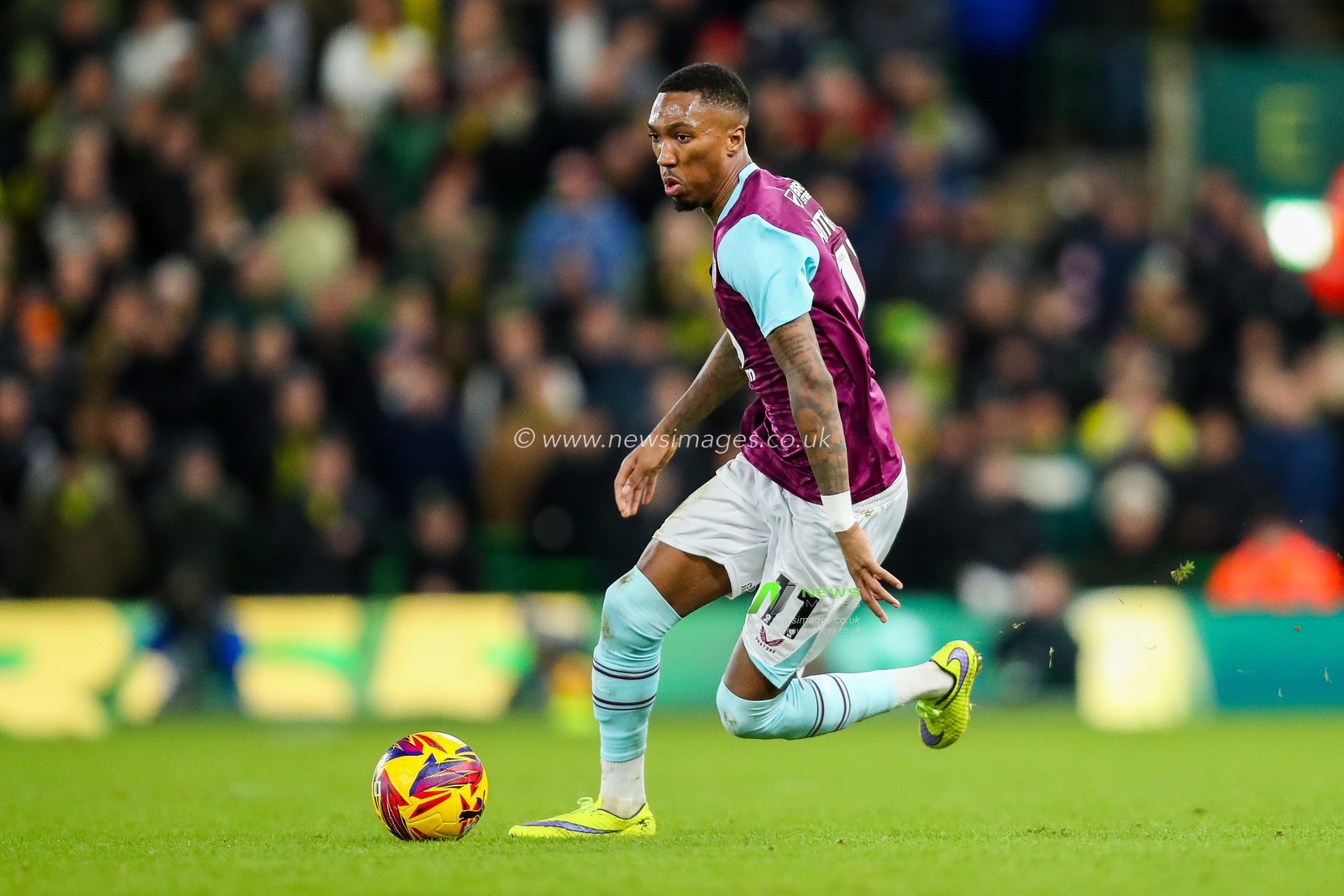 Jaidon Anthony of Burnley runs with the ball during the Sky Bet Championship match Norwich City vs Burnley at Carrow Road, Norwich, United Kingdom, 15th December 2024

(Photo by Izzy Poles/News Images)