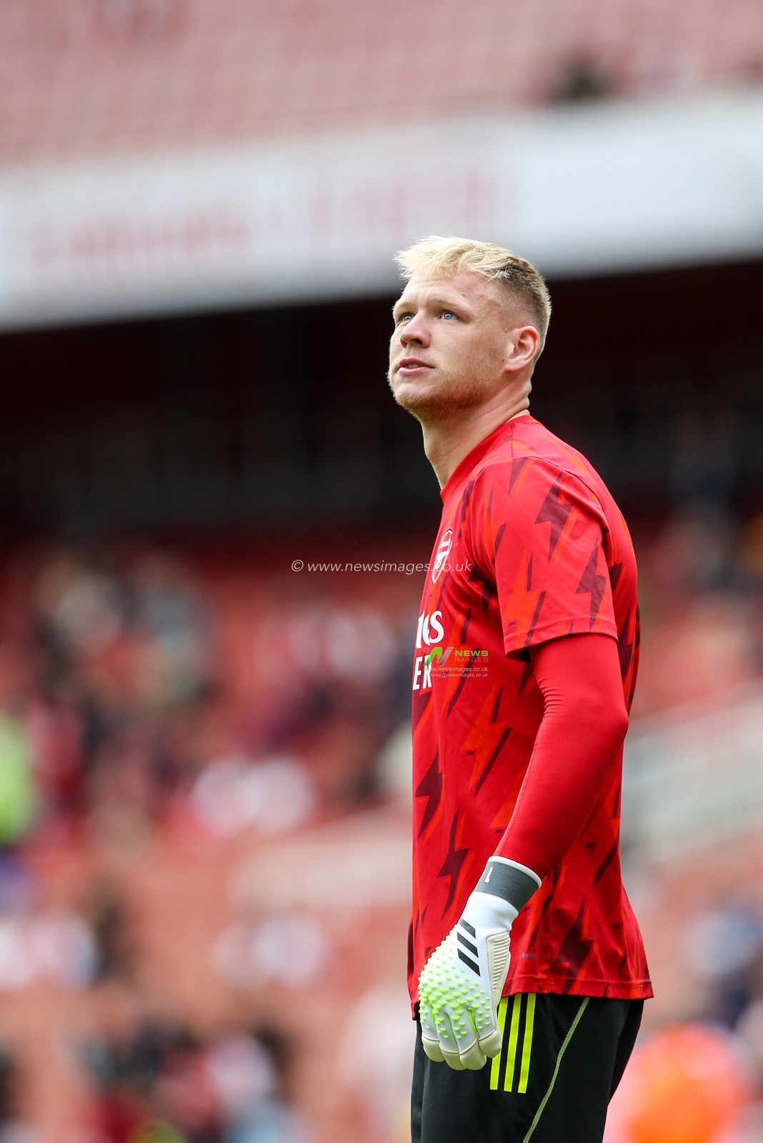 Aaron Ramsdale #1 of Arsenal warms up during the Premier League match Arsenal vs Fulham at Emirates Stadium, London, United Kingdom, 26th August 2023

(Photo by Arron Gent/News Images)