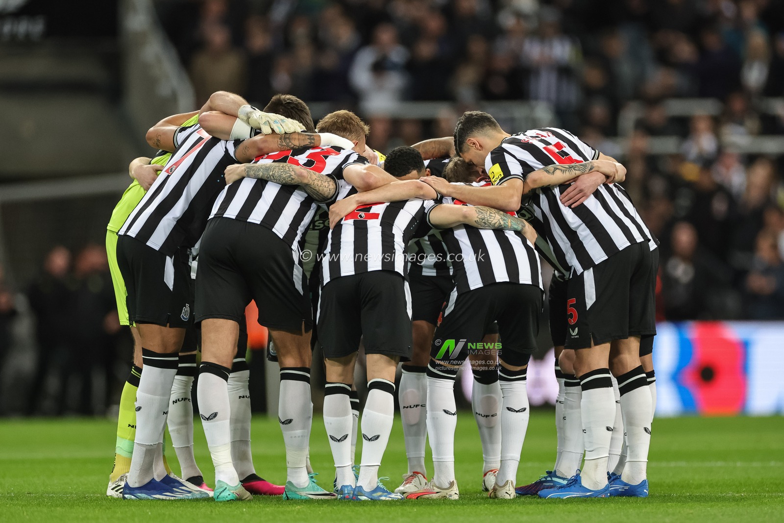 Newcastle group huddle during the Premier League match Newcastle United vs Arsenal at St. James's Park, Newcastle, United Kingdom, 4th November 2023

(Photo by Mark Cosgrove/News Images)