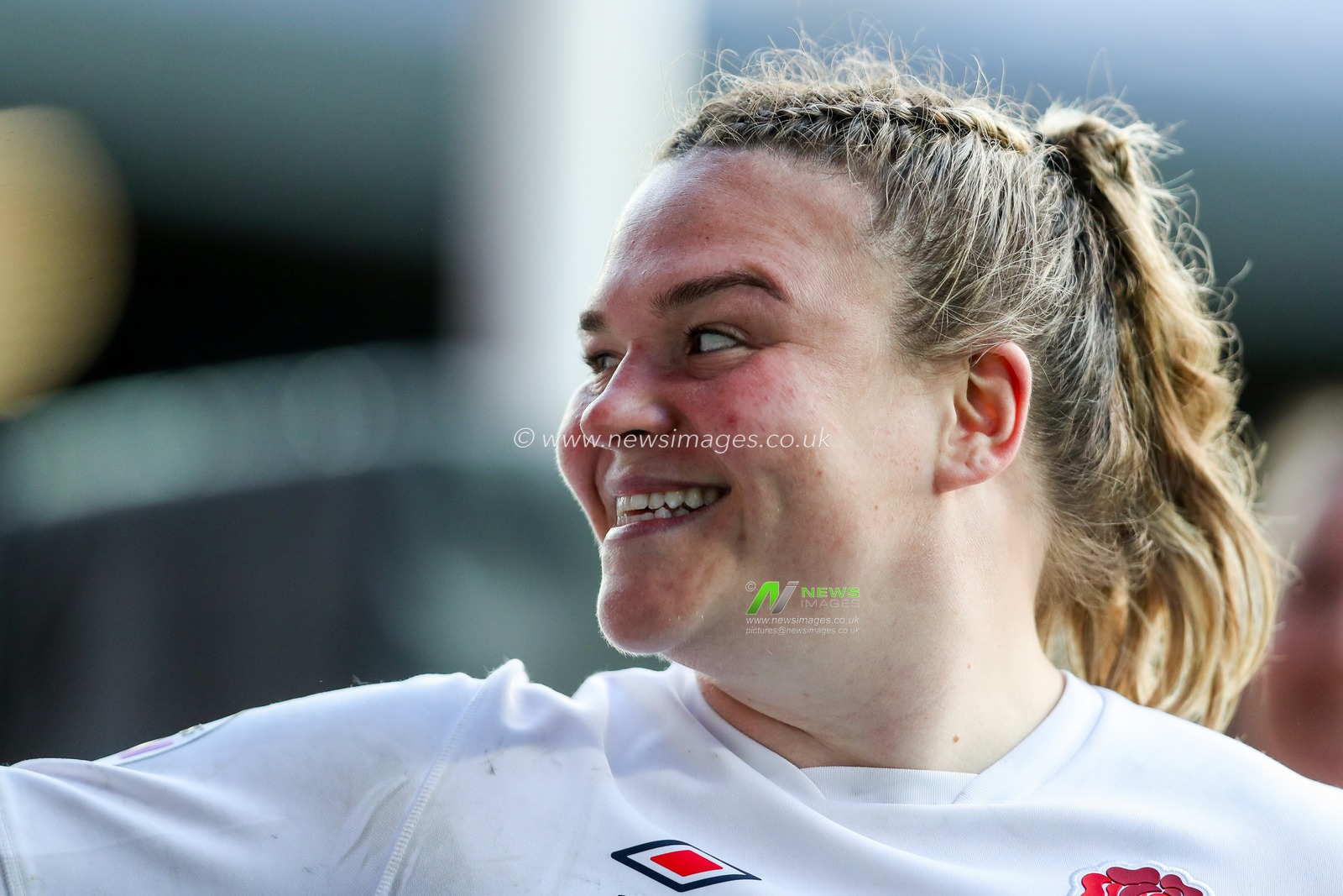 Sarah Bern of England Women acknowledges the fans after the teams victory following the 2025 Guinness Womenâ€™s 6 Nations match England vs Scotland at Mattioli Woods Welford Road Stadium, Leicester, United Kingdom, 19th April 2025

(Photo by Izzy Poles/News Images)