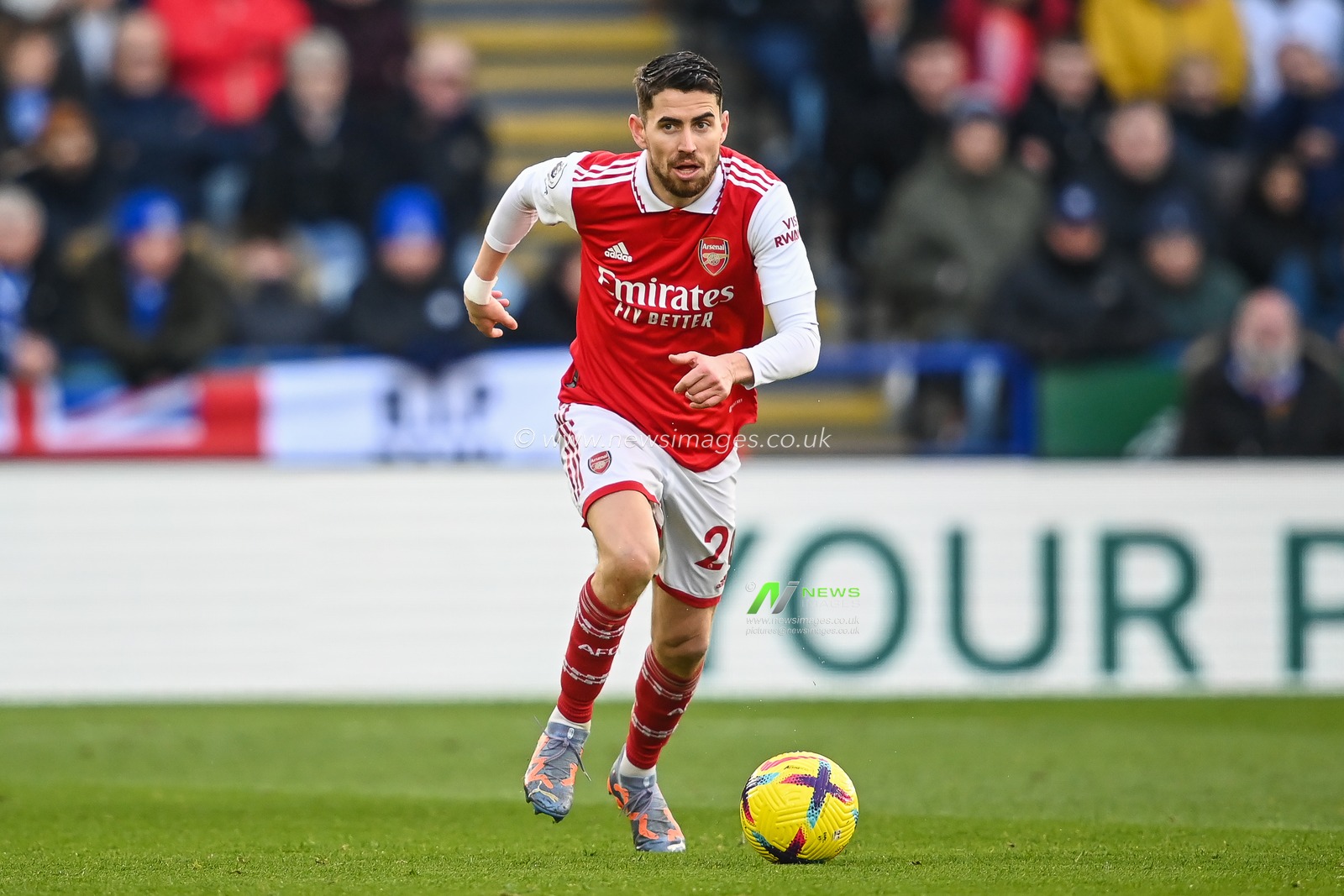 Jorginho #20 of Arsenal makes a break with the ball during the Premier League match Leicester City vs Arsenal at King Power Stadium, Leicester, United Kingdom, 25th February 2023

(Photo by Craig Thomas/News Images)