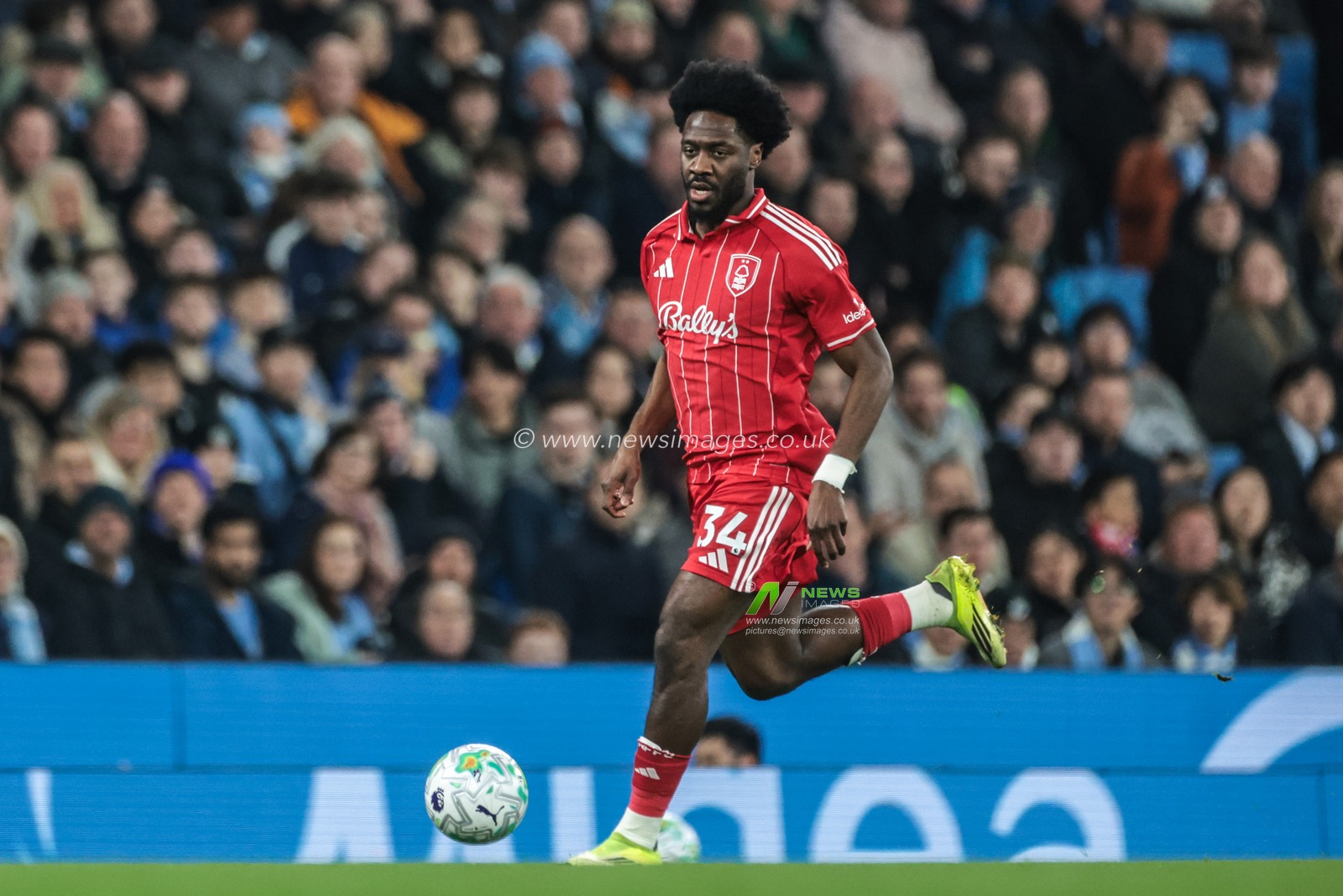 Ola Aina of Nottingham Forest breaks with the ball during the Premier League match Manchester City vs Nottingham Forest at Etihad Stadium, Manchester, United Kingdom on 04 March 2026

(Photo by Mark Cosgrove/News Images)
