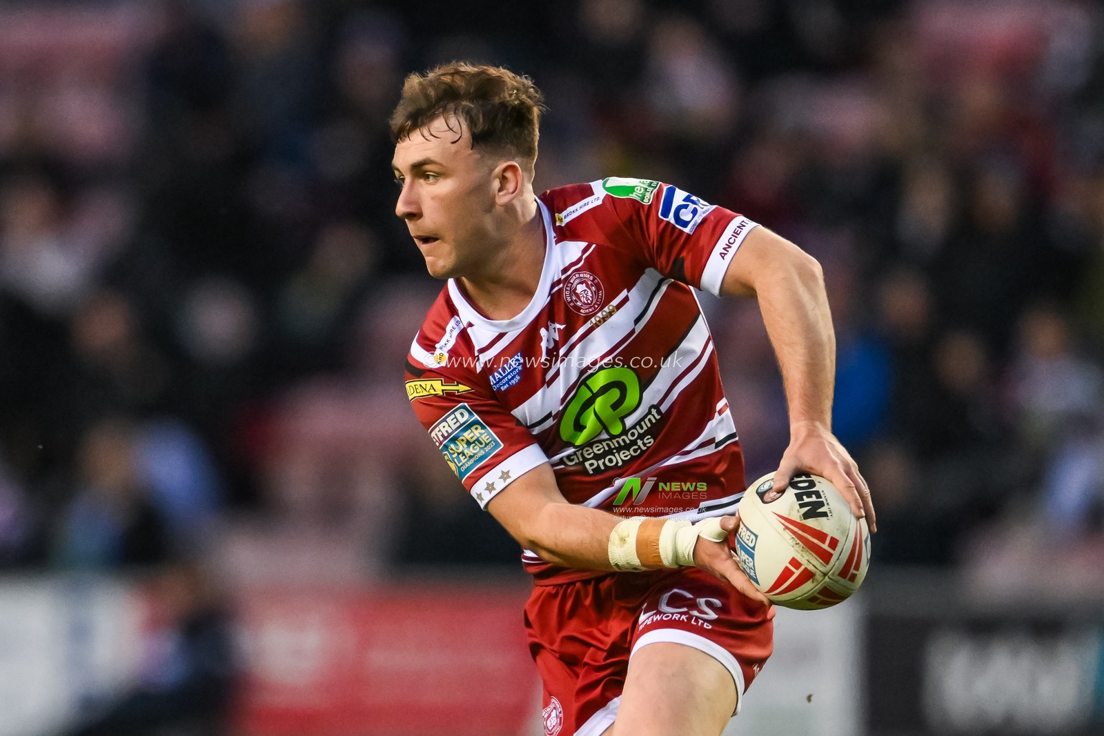 Harry Smith of Wigan Warriors makes a break during the Betfred Super League Round 8 match Wigan Warriors vs Castleford Tigers at DW Stadium, Wigan, United Kingdom, 19th April 2024

(Photo by Craig Thomas/News Images)