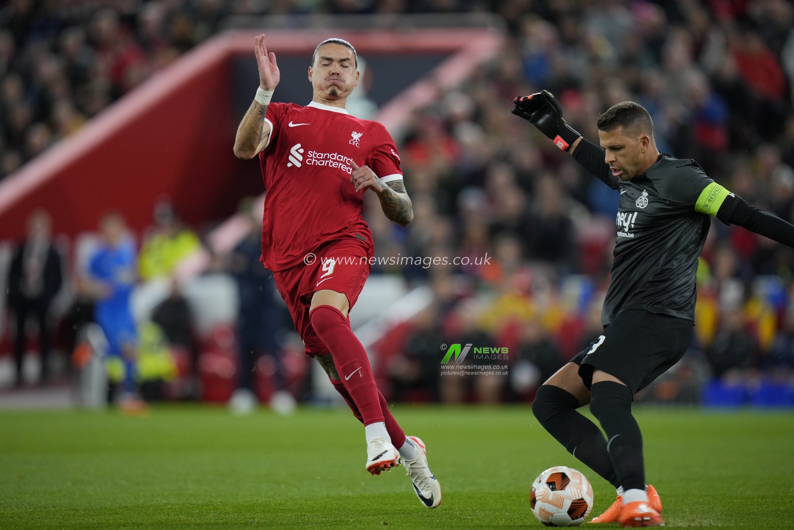 Darwin NÃºÃ±ez #9 of Liverpool chats down the ball as Anthony Moris #49 of Union Saint-Gilloise kicks clear during the UEFA Europa League match Liverpool vs Union Saint-Gilloise at Anfield, Liverpool, United Kingdom, 5th October 2023

(Photo by Steve Flynn/News Images)