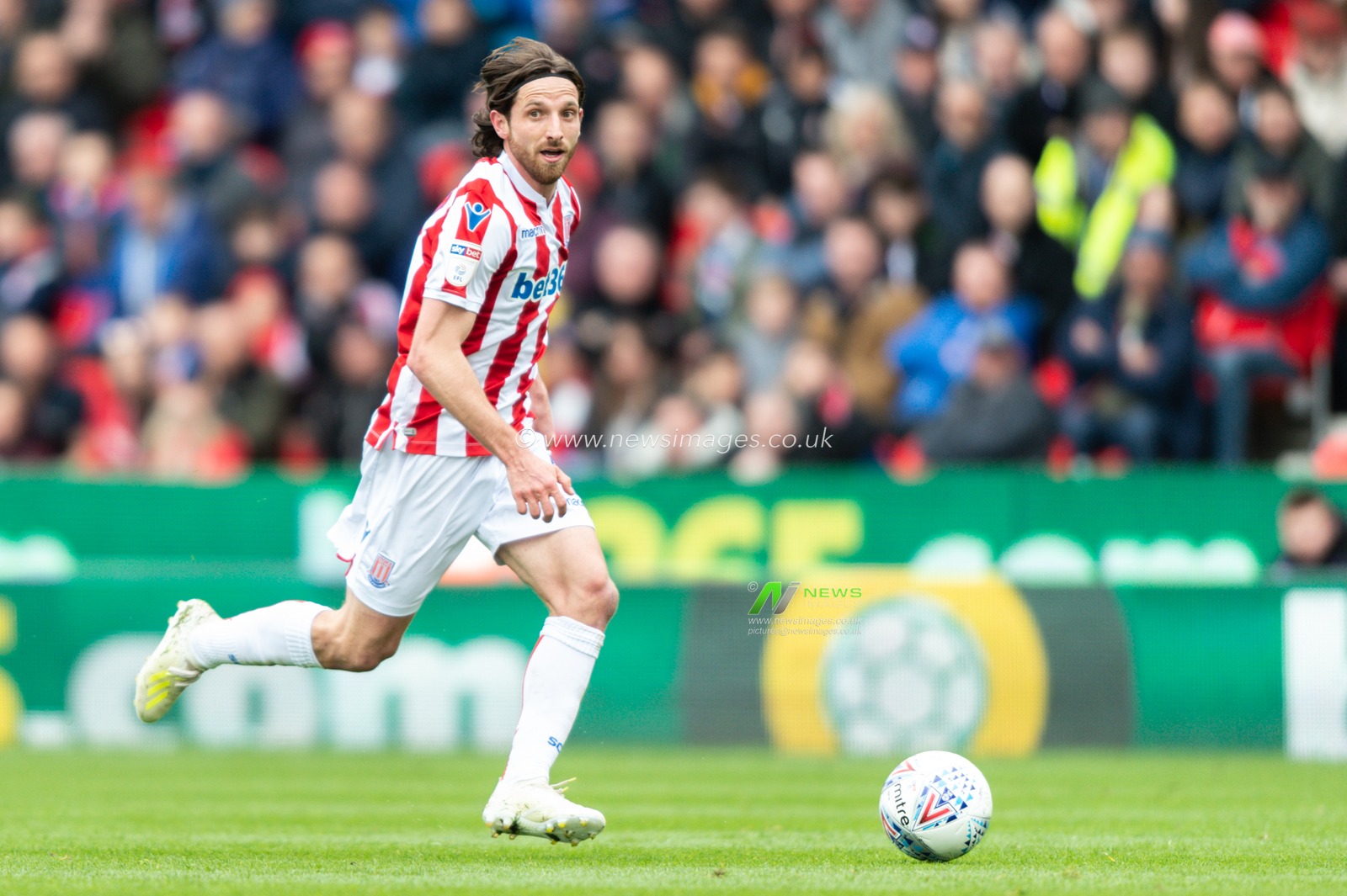 13th April 2019 , Bet 365 Stadium, Stoke-on-Trent, England; Sky Bet Championship, Stoke City vs Rotherham United ; Joe Allen (4) of Stoke City during the game


Credit: Richard Long/News Images

English Football League images are subject to DataCo Licence