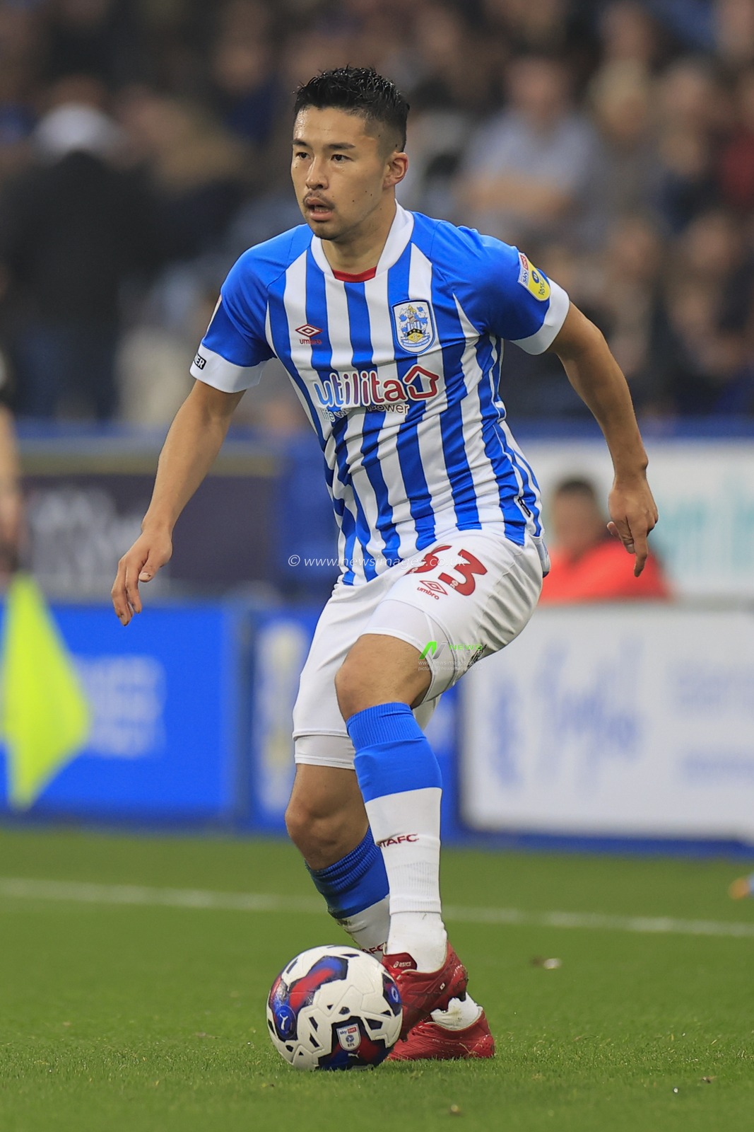 Yuta Nakayama #33 of Huddersfield Town controls the ball during the Sky Bet Championship match Huddersfield Town vs Millwall at John Smith's Stadium, Huddersfield, United Kingdom, 29th October 2022

(Photo by Conor Molloy/News Images)