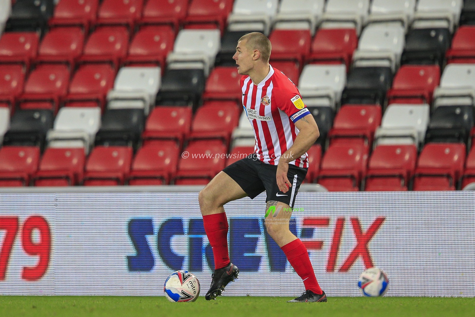 Max Power #6 of Sunderland in possession of the ball