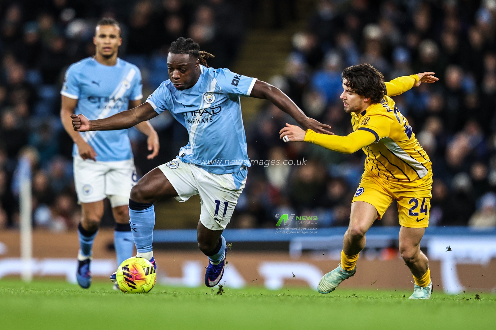 Jeremy Doku of Manchester City and Ferdi Kadioglu of Brighton & Hove Albion battle for the ball during the Premier League match Manchester City vs Brighton and Hove Albion at Etihad Stadium, Manchester, United Kingdom, 7th January 2026

(Photo by Alfie Cosgrove/News Images)

*** GER AUT SUI OUT ***