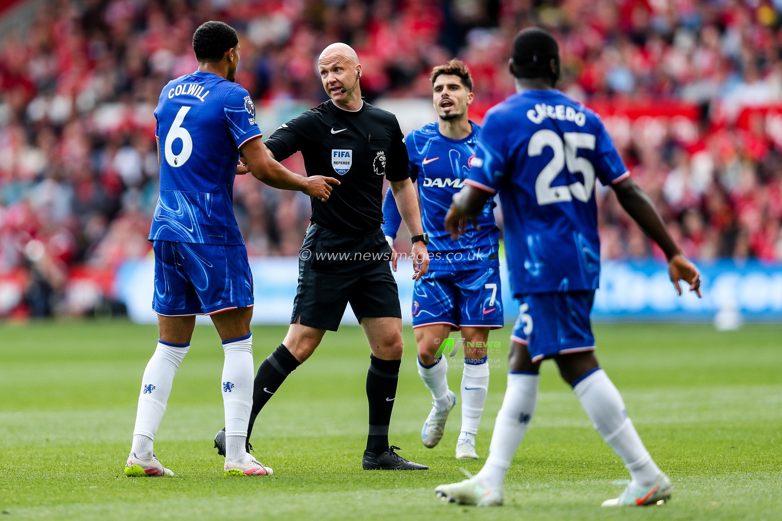 Referee Anthony Taylor speaks to Levi Colwill of Chelsea during the Premier League match Nottingham Forest vs Chelsea at City Ground, Nottingham, United Kingdom, 25th May 2025

(Photo by Izzy Poles/News Images)