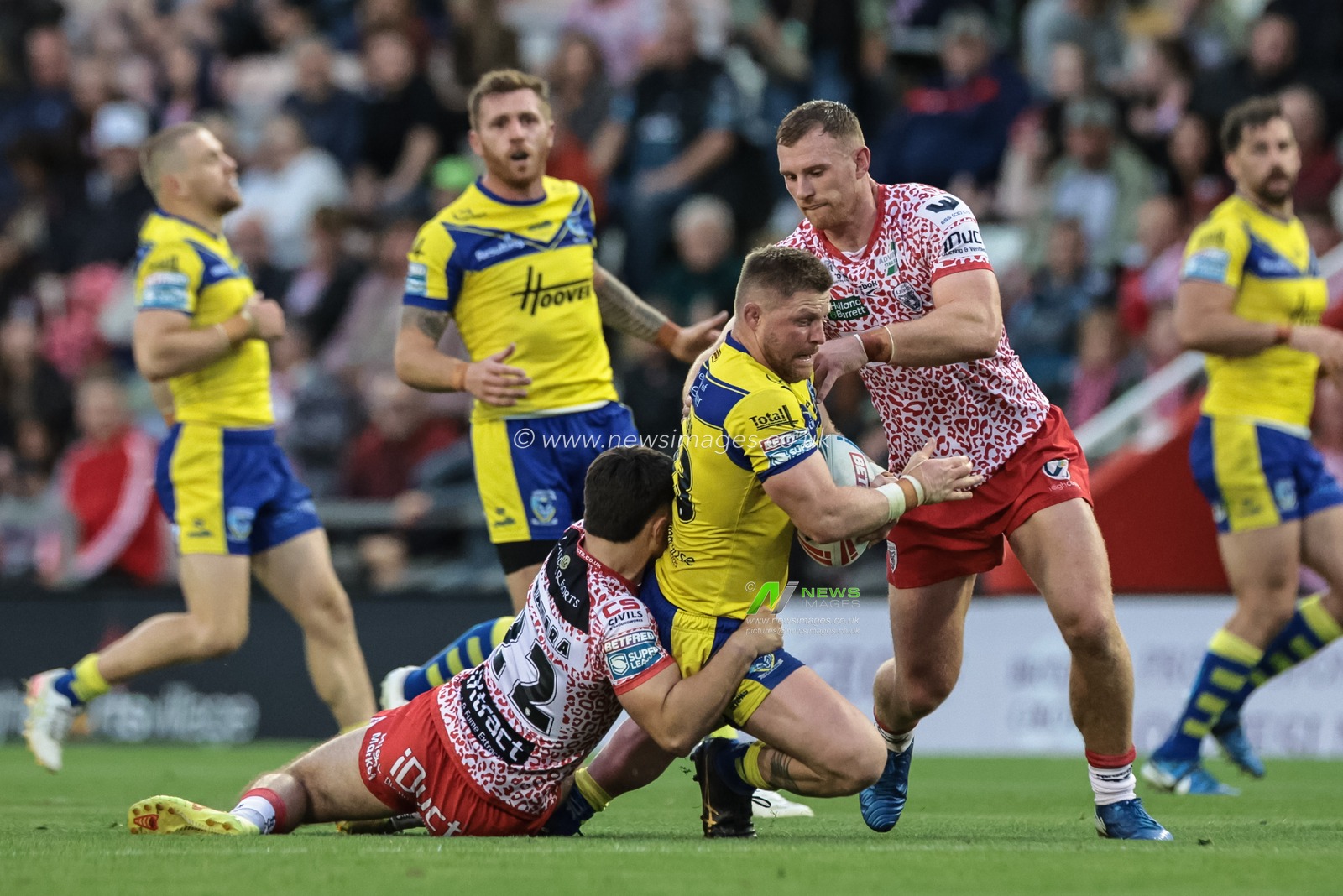 Luke Yates of Warrington Wolves is tackled by Ben Mcnamara of Leigh Leopards during the Betfred Super League Round 20 Leigh Leopards vs Warrington Wolves at Leigh Sports Village, Leigh, United Kingdom, 1st August 2025

(Photo by Mark Cosgrove/News Images)