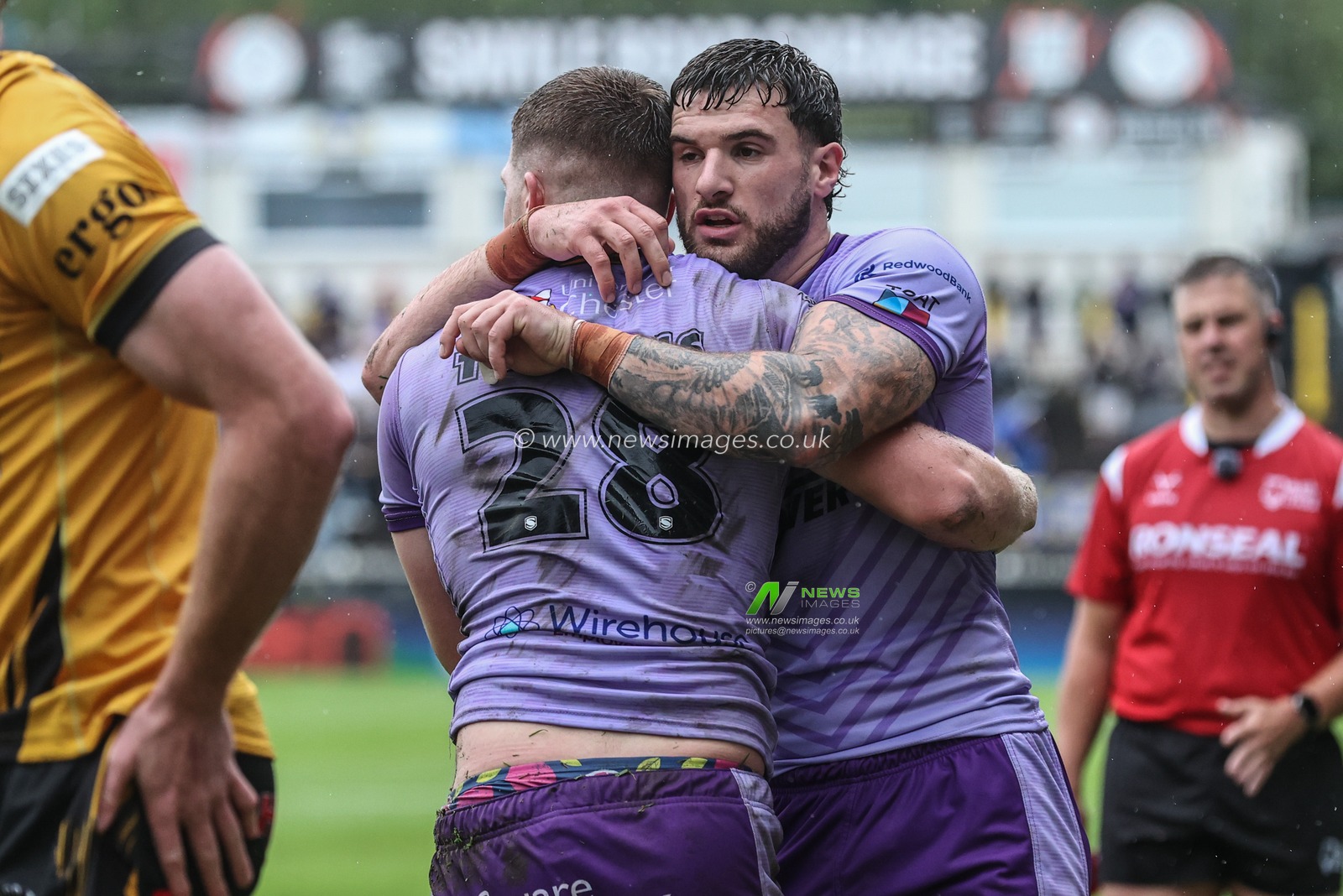 Jake Thewlis of Warrington Wolves celebrates his try during the Betfred Super League round 19 match Castleford Tigers vs Warrington Wolves at The Mend-A-Hose Jungle, Castleford, United Kingdom, 20th July 2025

(Photo by Alfie Cosgrove/News Images)
