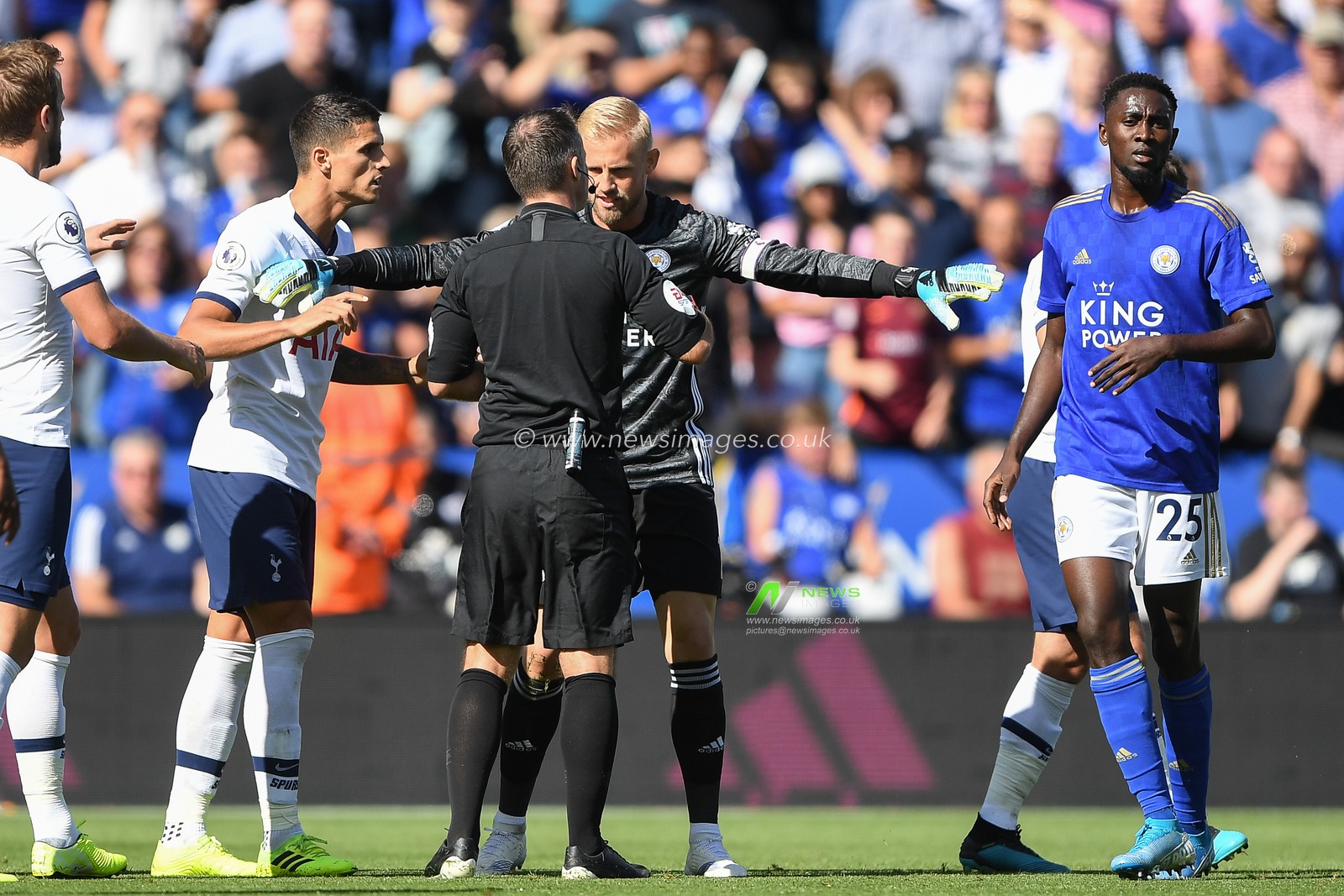 21st September 2019, King Power Stadium, Leicester, England ; Premier League Football, Leicester City vs Tottenham Hotspur : Kasper Schmeichel (1) of Leicester City confronts Referee Paul Tierney 


Credit: Jon Hobley/News Images

English Football League images are subject to DataCo Licence
