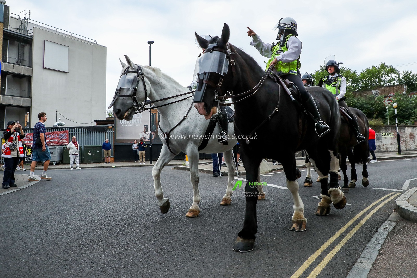 Police arrive at Emirates Stadium prior to the Premier League match Arsenal vs Leeds United at Emirates Stadium, London, United Kingdom, 23rd August 2025

(Photo by Izzy Poles/News Images)