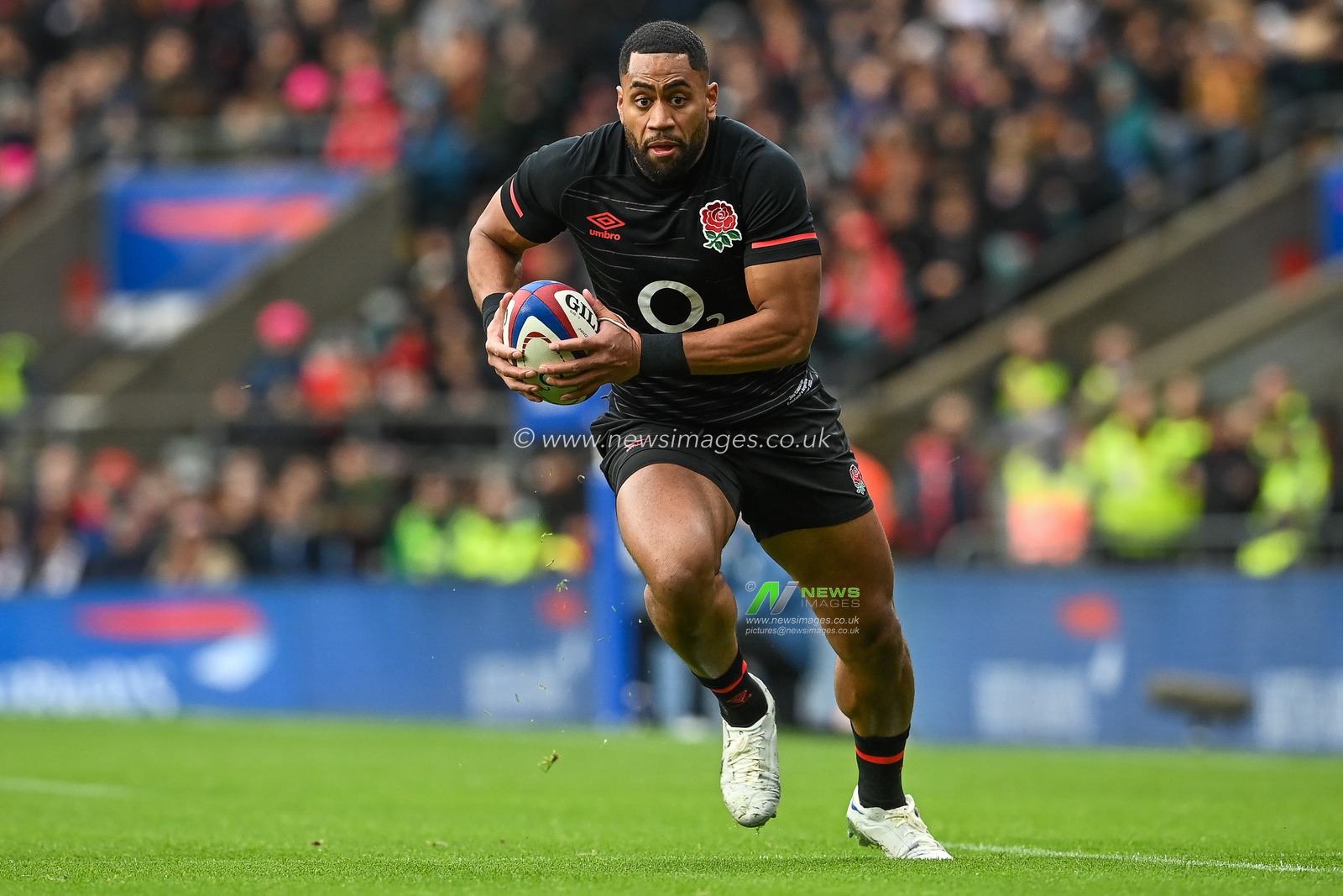 Joe Cokanasiga of England makes a break during the Autumn international match England vs Argentina at Twickenham Stadium, Twickenham, United Kingdom, 6th November 2022

(Photo by Craig Thomas/News Images)