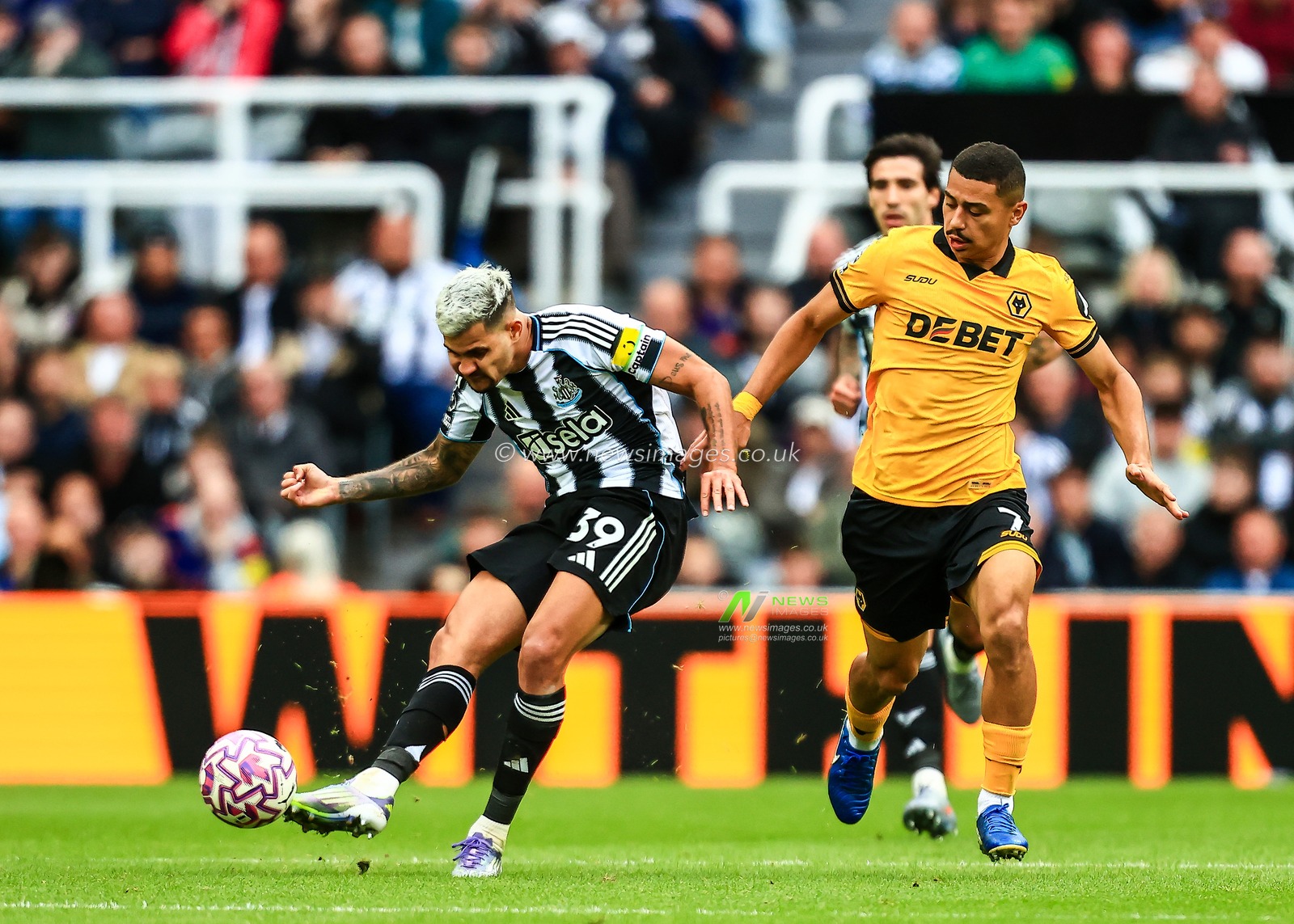 Bruno Guimaraes of Newcastle United passes the ball during the Premier League match Newcastle United vs Wolverhampton Wanderers at St. James's Park, Newcastle, United Kingdom, 13th September 2025

(Photo by Richard Bierton/News Images)