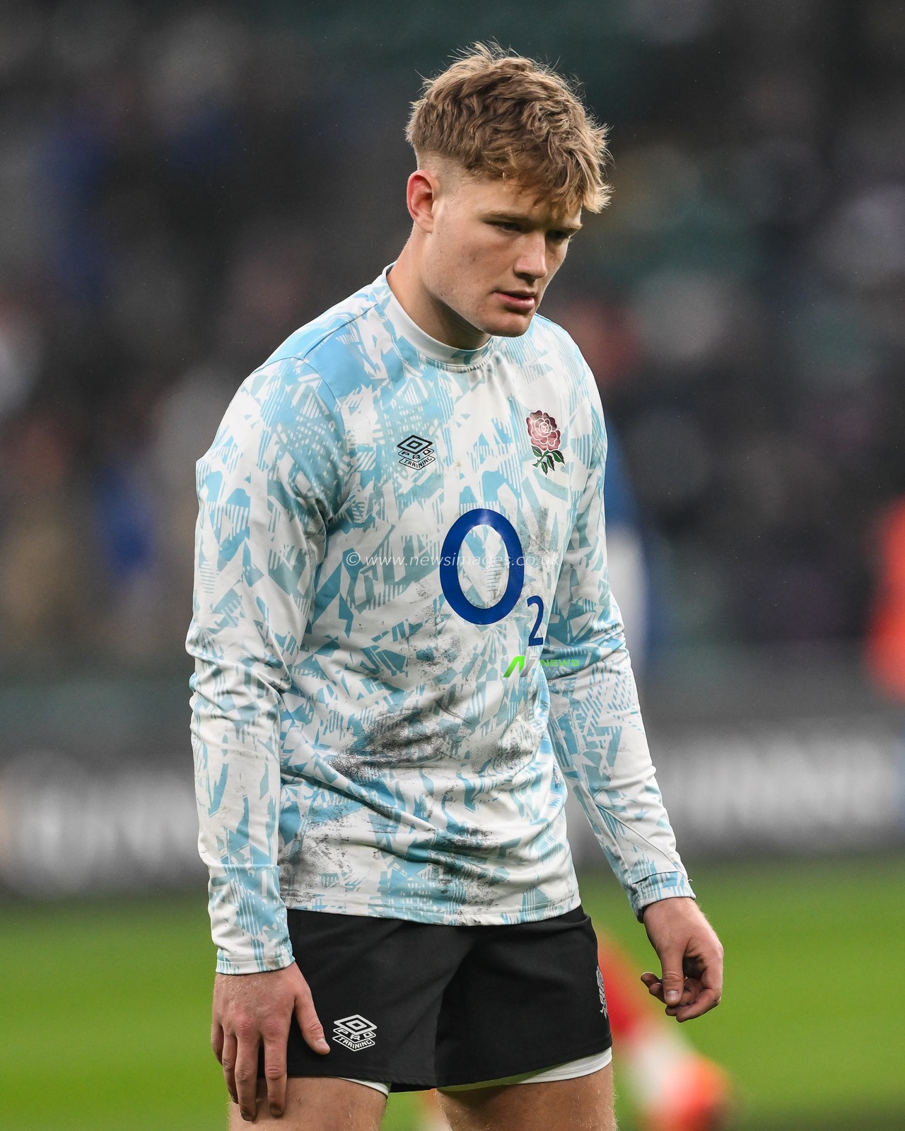 Fin Smith of England during pre match warm up ahead of the 2025 Guinness 6 Nations match England vs France at Allianz Stadium,, Twickenham, United Kingdom, 8th February 2025

(Photo by Craig Thomas/News Images)