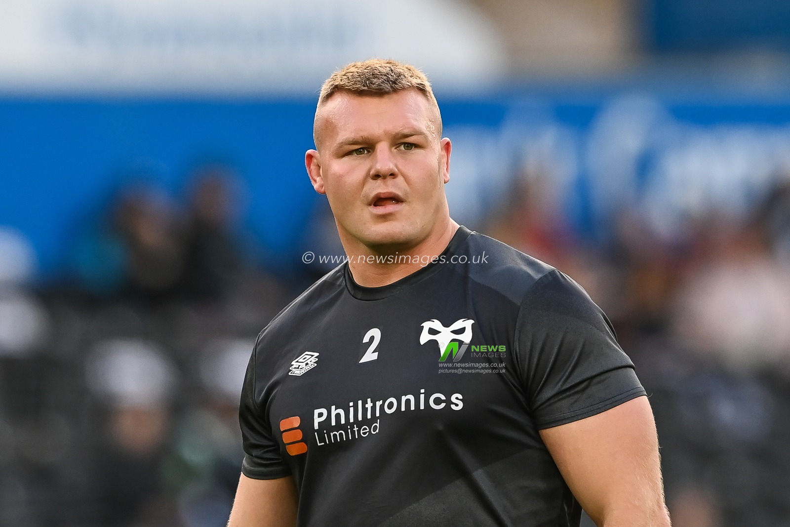 Dewi Lake of Ospreys during pre match warm up