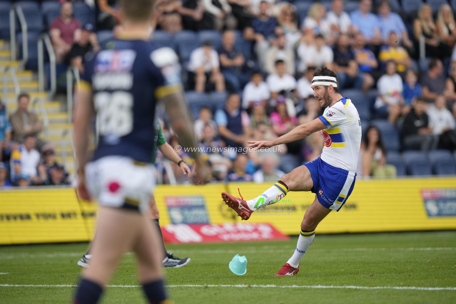 Stefan Ratchford #4 of Warrington Wolves kicks a penalty during the Betfred Super League Round 22 match Leeds Rhinos vs Warrington Wolves at Headingley Stadium, Leeds, United Kingdom, 20th August 2023

(Photo by Steve Flynn/News Images)