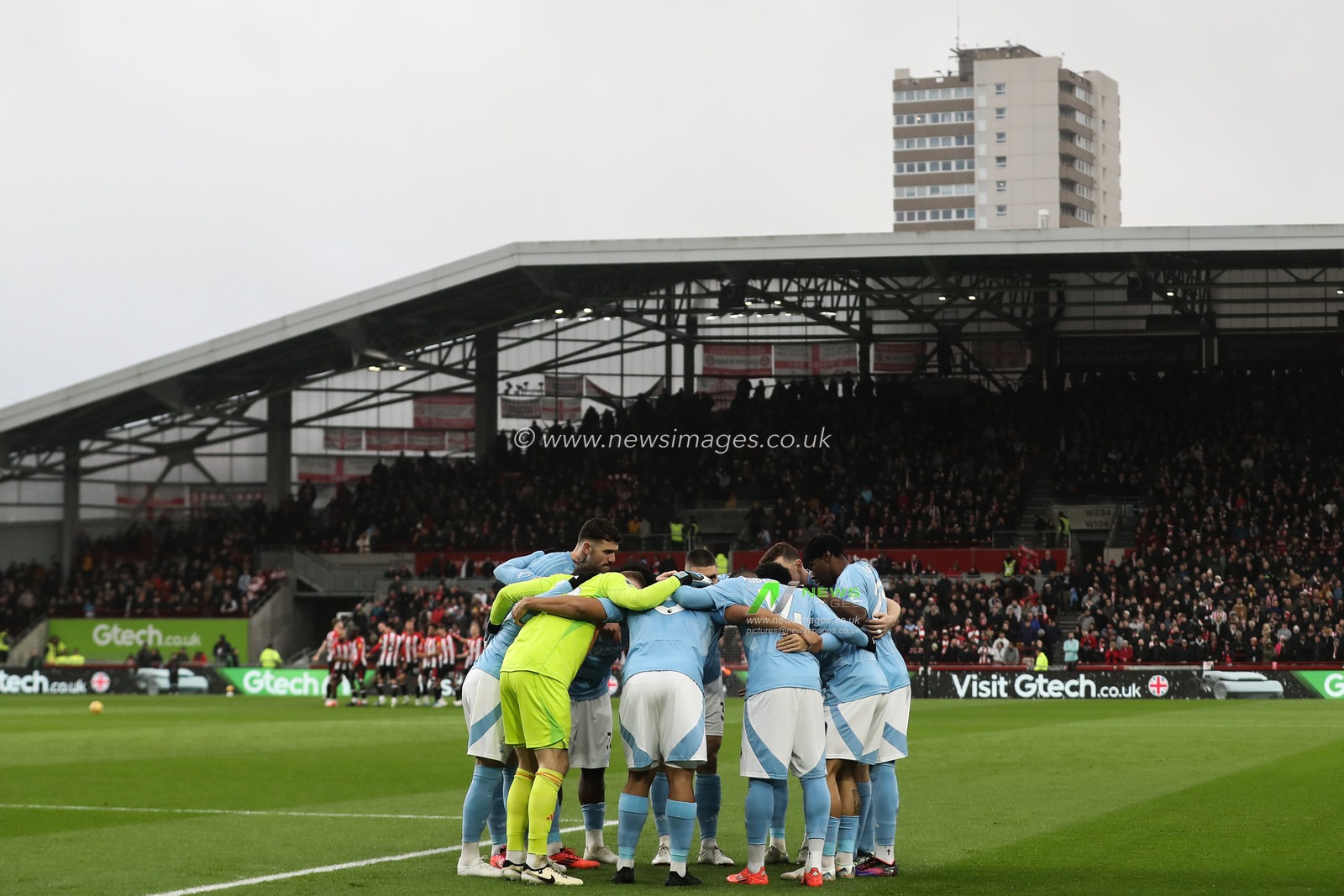 Nottingham Forest plays form a huddle ahead of the Premier League match Brentford vs Nottingham Forest at The Gtech Community Stadium, London, United Kingdom, 21st December 2024

(Photo by Gareth Evans/News Images)
