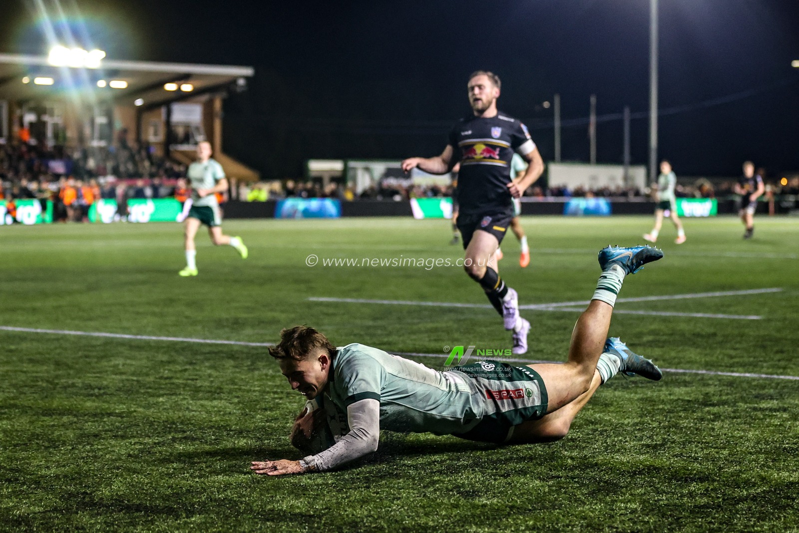 George Pearson of Leicester Tigers goes over for a try to make it 5-5 during the Premiership Rugby Cup match Newcastle Red Bulls vs Leicester Tigers at Kingston Park, Newcastle, United Kingdom, 31st October 2025

(Photo by Alfie Cosgrove/News Images)

*** GER AUT SUI OUT ***