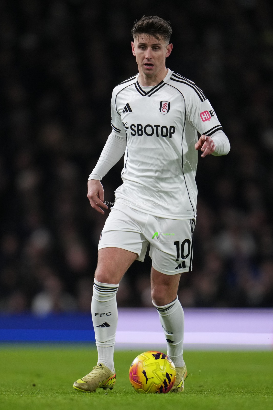 Tom Cairney of Fulham on the ball during the Premier League match Fulham vs Chelsea at Craven Cottage, London, United Kingdom, 7th January 2026

(Photo by Harvey Murphy/News Images)

*** GER AUT SUI OUT ***