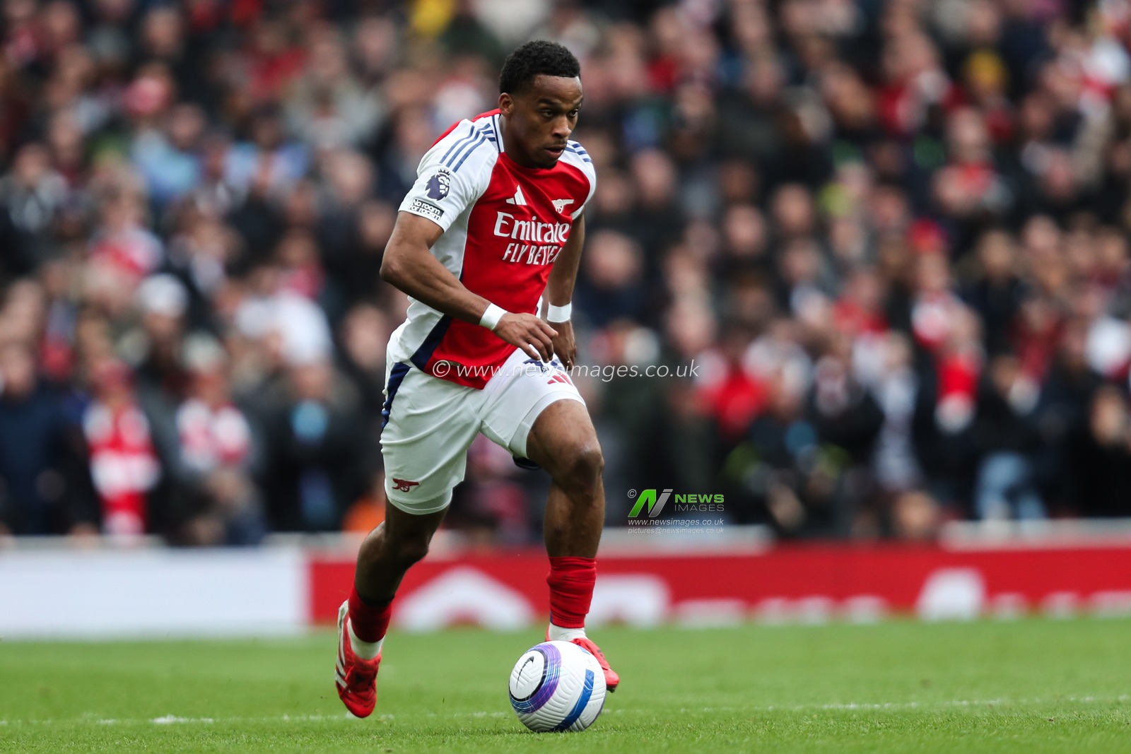 Jurrien Timber of Arsenal breaks with the ball during the Premier League match Arsenal vs Chelsea at Emirates Stadium, London, United Kingdom, 16th March 2025

(Photo by Izzy Poles/News Images)