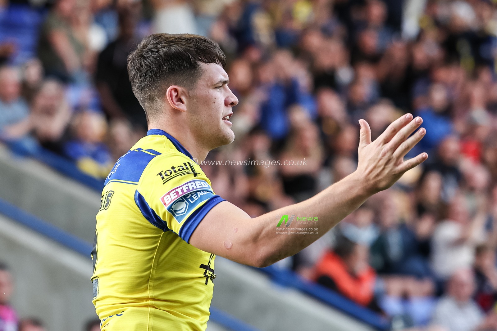 Josh Thewlis of Warrington Wolves celebrates his try during the Betfred Super League Round 13 match Warrington Wolves vs Castleford Tigers at Halliwell Jones Stadium, Warrington, United Kingdom, 30th May 2025

(Photo by Mark Cosgrove/News Images)