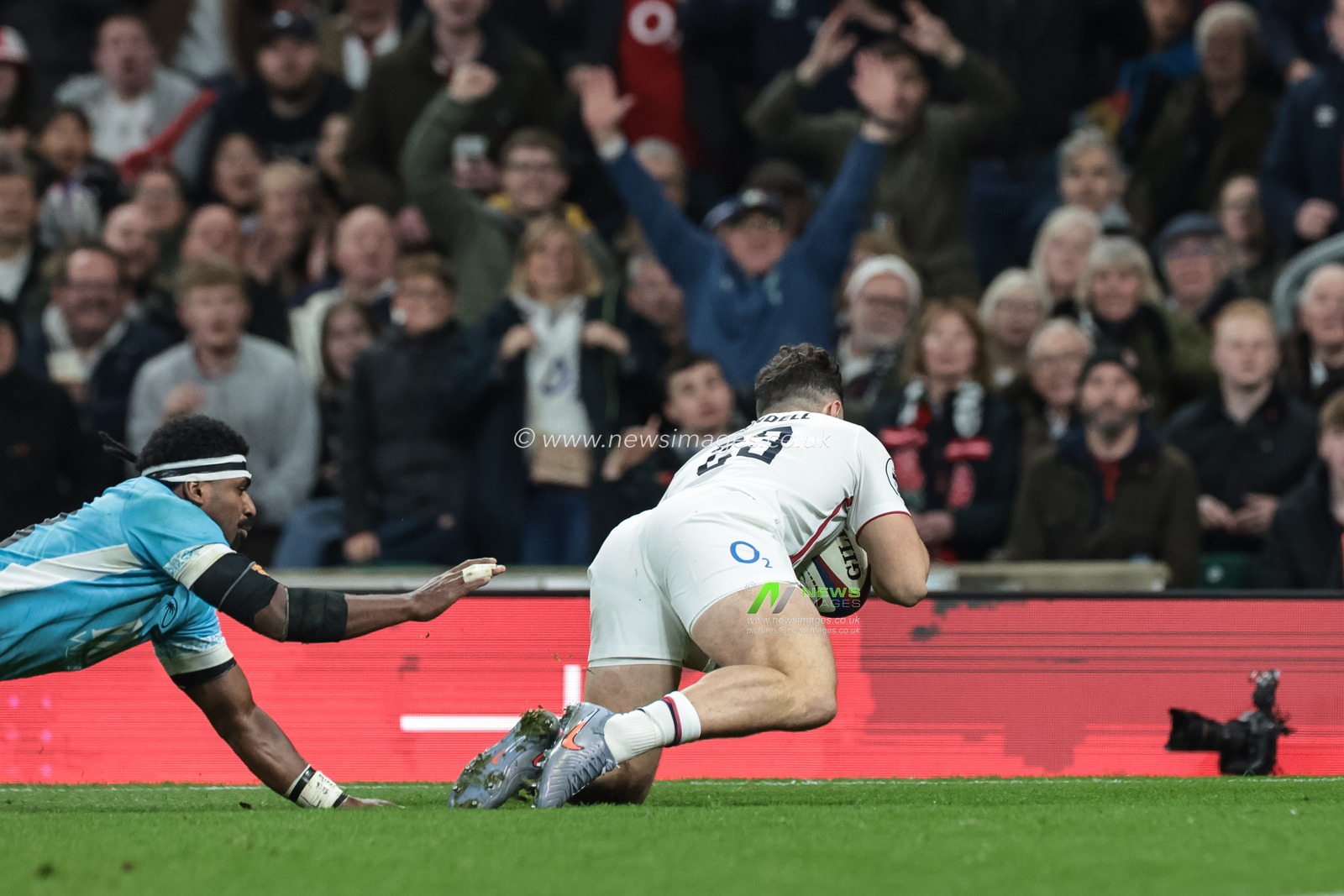 Henry Arundell of England goes over for a try during the Quilter Nations Series 2025 match England vs Fiji at Allianz Stadium, Twickenham, United Kingdom, 8th November 2025

(Photo by Mark Cosgrove/News Images)

*** GER AUT SUI OUT ***
