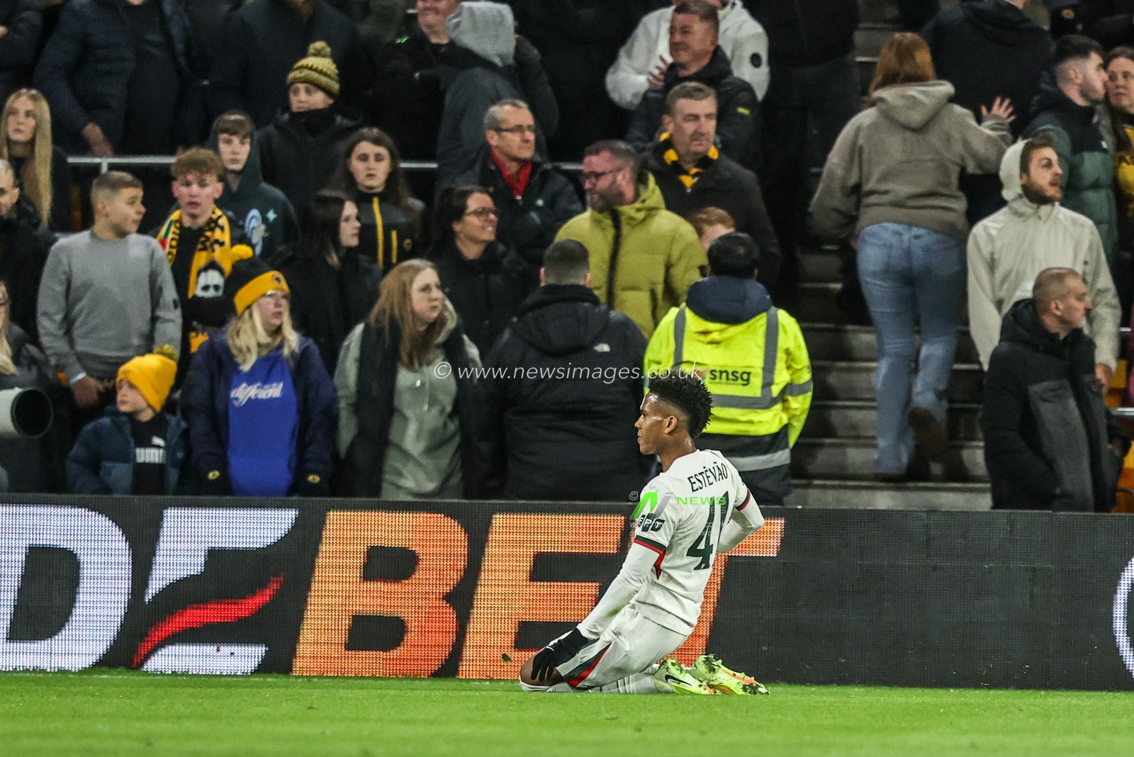 Estevao of Chelsea celebrates his goal to make it 0-3 during the Carabao Cup Last 16 Wolverhampton Wanderers vs Chelsea at Molineux, Wolverhampton, United Kingdom, 29th October 2025

(Photo by Alfie Cosgrove/News Images)

*** GER AUT SUI OUT ***