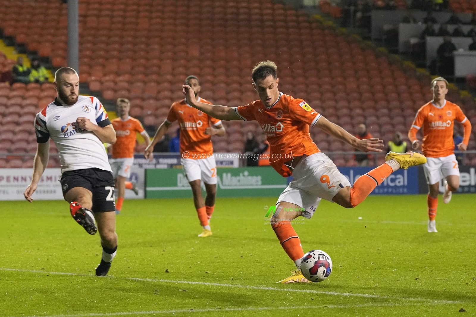Jerry Yates #9 of Blackpool shoots at goal during the Sky Bet Championship match Blackpool vs Luton Town at Bloomfield Road, Blackpool, United Kingdom, 5th November 2022

(Photo by Steve Flynn/News Images)