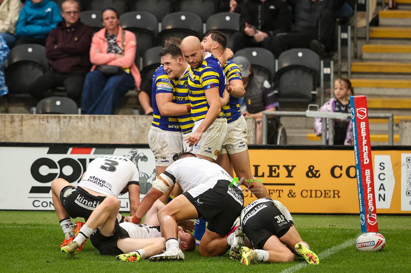Josh Thewlis of Warrington Wolves celebrates his try during the Betfred Super League round 25 match Hull FC vs Warrington Wolves at MKM Stadium, Hull, United Kingdom on 29 August 2026

(Photo by Alfie Cosgrove/News Images)