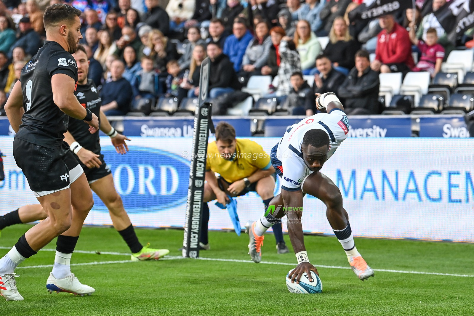Madosh Tambwe of Vodacom Bulls goes over for a try