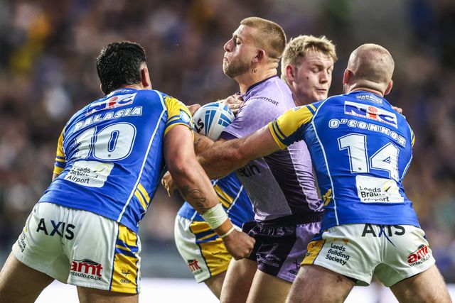 Mikey Lewis of Hull KR is tackled by Jarrod O'Connor of Leeds Rhinos during the Betfred Super League round 23 match Leeds Rhinos vs Hull KR at Headingley Stadium, Leeds, United Kingdom, 21st August 2025

(Photo by Alfie Cosgrove/News Images)