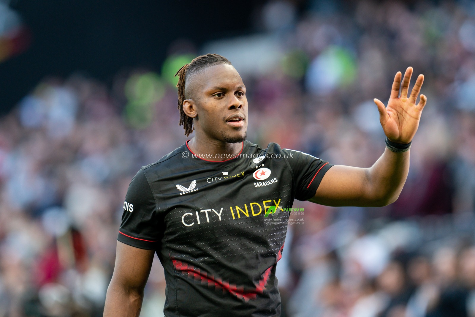 Maro Itoje #4 of Saracens thanks the fans at the end of the game