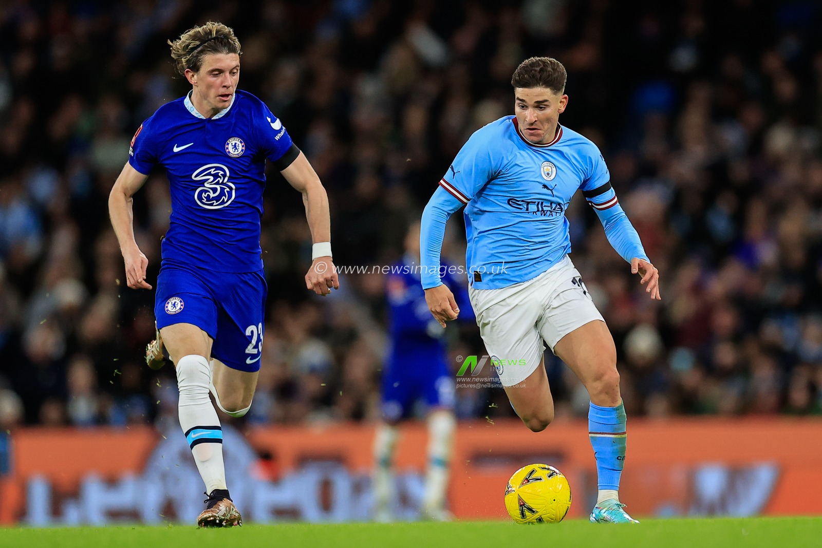 JuliÃ¡n Ãlvarez #19 of Manchester City gets away from Conor Gallagher #23 of Chelsea during the Emirates FA Cup Third Round match Manchester City vs Chelsea at Etihad Stadium, Manchester, United Kingdom, 8th January 2023

(Photo by Conor Molloy/News Images)