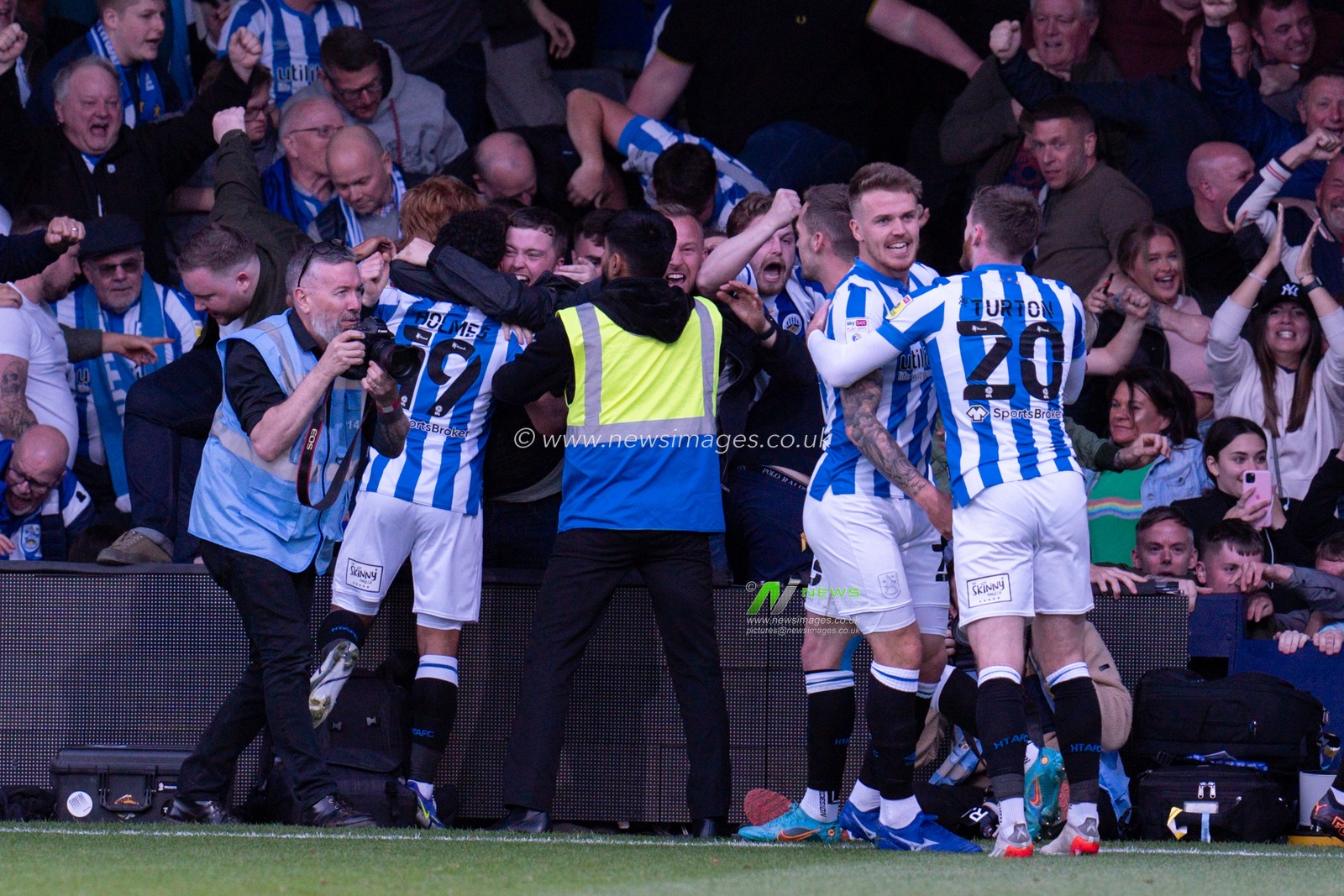 Daniel Sinani #24 of Huddersfield Town scores the goal and his team mates celebrate with their fans