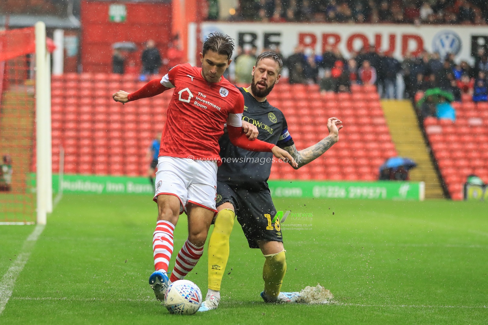 29th September 2019, Oakwell, Barnsley, England; Sky Bet Championship, Barnsley v Brentford : Kieffer Moore (19) of Barnsley and Pontus Jansson (18) of Brentford dual for the ball 

Credit: Mark Cosgrove/News Images