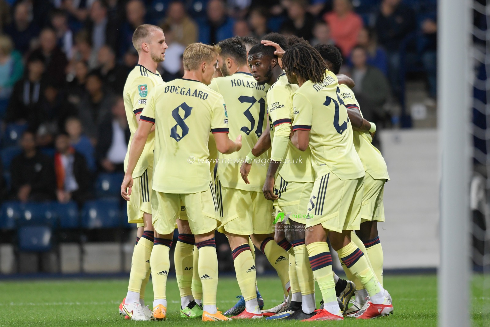 Pierre-Emerick Aubameyang #14 of Arsenal celebrates scoring a goal with his team mates to make it 0-1