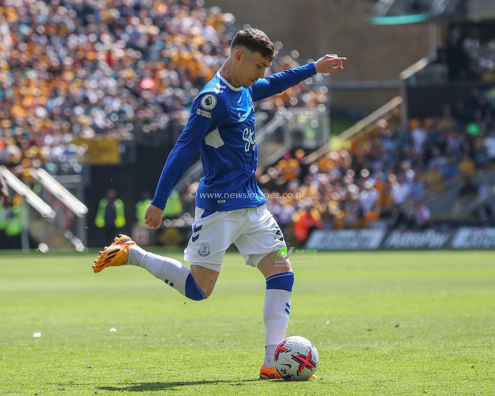 James Garner #37 of Everton crosses the ball during the Premier League match Wolverhampton Wanderers vs Everton at Molineux, Wolverhampton, United Kingdom, 20th May 2023

(Photo by Gareth Evans/News Images)