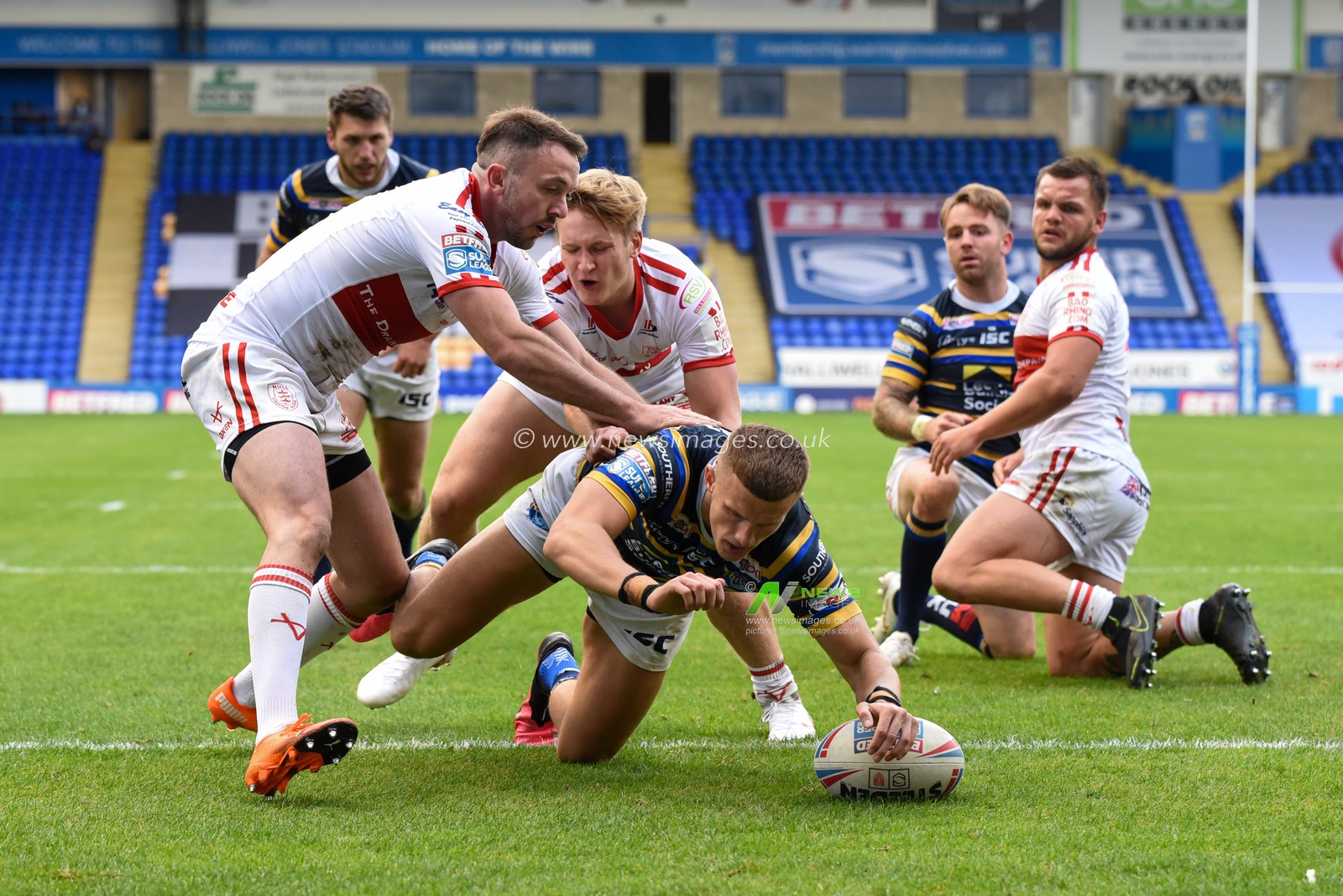 Ash Handley (5) of Leeds Rhinos goes over for a try
