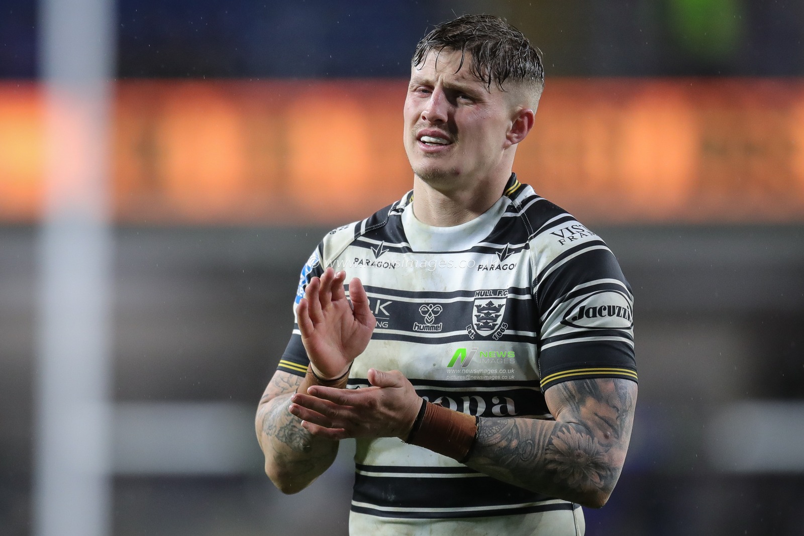 Liam Sutcliffe #4 of Hull FC claps his hands and applauds the supporters at full-time after the Betfred Super League Round 9 match Leeds Rhinos vs Hull FC at Headingley Stadium, Leeds, United Kingdom, 14th April 2023

(Photo by James Heaton/News Images)