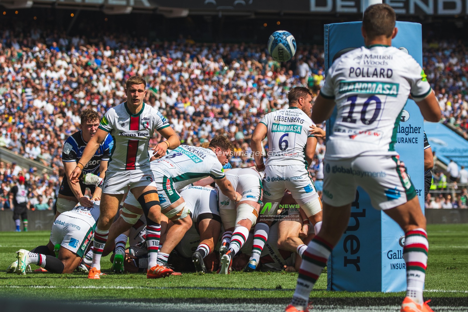 Jack van Poortvliet of Leicester Tigers passes out the back of a scrum to HandrÃ© Pollard of Leicester Tigers during the Gallagher Premiership Play-off Final 2025 Bath Rugby v Leicester Tigers at Allianz Stadium, Twickenham, United Kingdom, 14th June 2025

(Photo by Craig Evans/News Images)