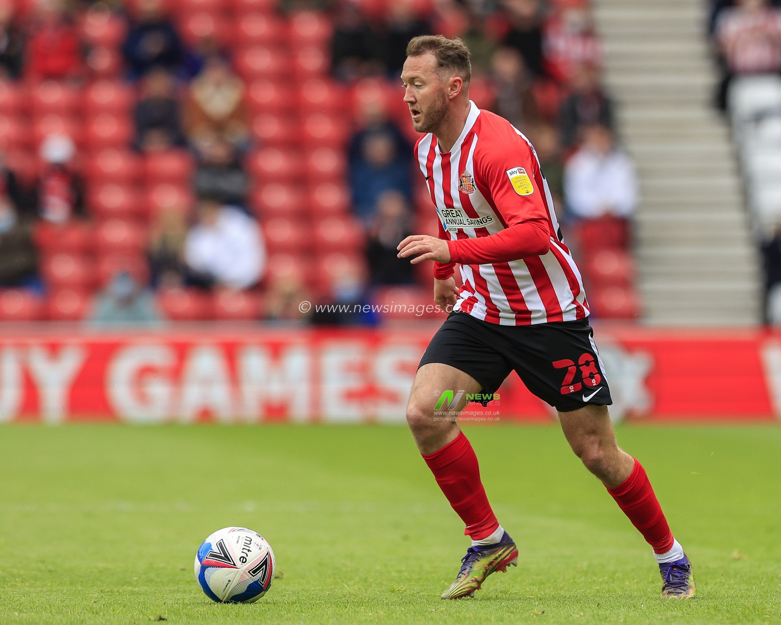 Aiden McGeady #28 of Sunderland with the ball