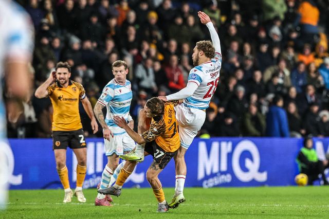 Sam Smith of Wrexham and Regan Slater of Hull City battle for the ball during the Sky Bet Championship match Hull City vs Wrexham at MKM Stadium, Hull, United Kingdom, 10th December 2025

(Photo by Alfie Cosgrove/News Images)

*** GER AUT SUI OUT ***