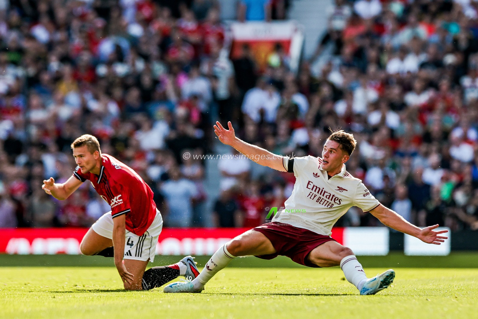 Viktor Gyokeres of Arsenal is challenged by Matthijs de Ligt of Manchester United during the Premier League match Manchester United vs Arsenal at Old Trafford, Manchester, United Kingdom, 17th August 2025

(Photo by Mark Cosgrove/News Images)