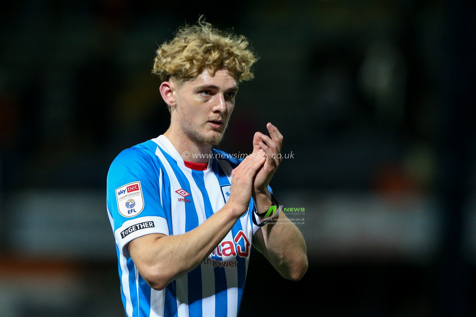Jack Rudoni #22 of Huddersfield Town acknowledges the support at the final whistle during the Sky Bet Championship match Luton Town vs Huddersfield Town at Kenilworth Road, Luton, United Kingdom, 4th October 2022

(Photo by Arron Gent/News Images)
